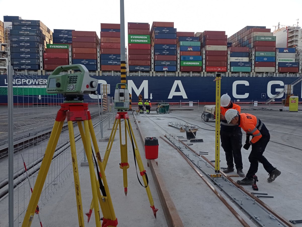 Técnicos de Sertesur con estación total en una terminal de contenedores